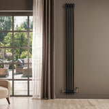Traditionele zwarte 4-kolom radiator van 1800 x 200mm, elegant tegen een lichte muur met een moderne woonkamer op de achtergrond