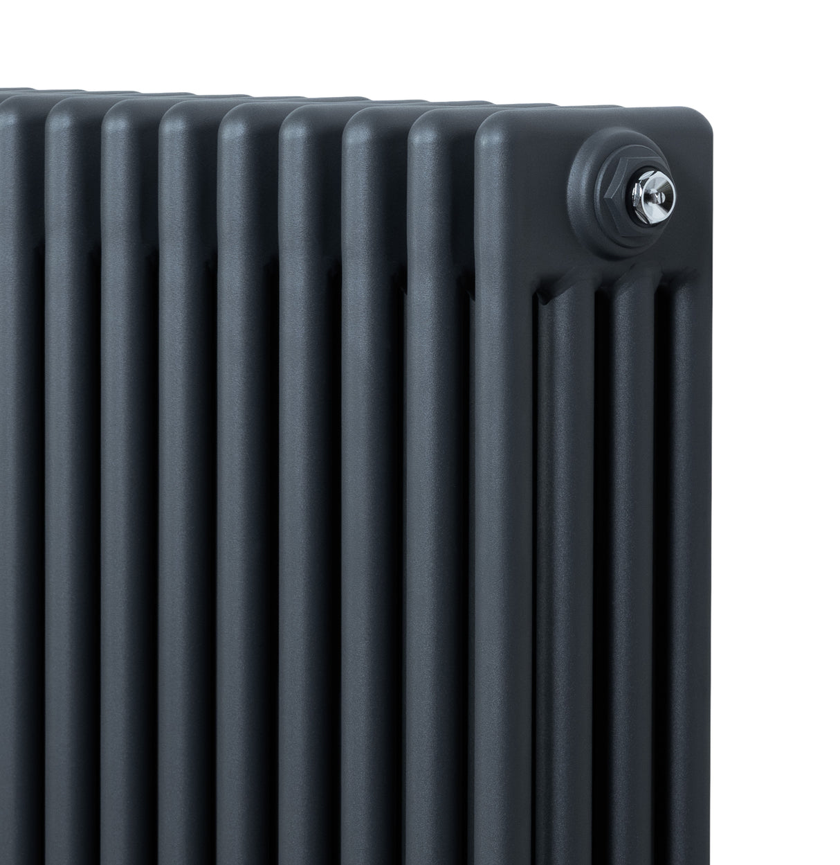 Traditionele 4-kolom radiator in antracietgrijs, met een strakke, moderne afwerking en verticale lamellen voor optimale warmteafgifte
