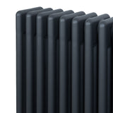 Traditionele 4-kolom radiator in antraciet grijs, met een strakke, moderne afwerking en een robuuste, metalen structuur
