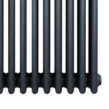 Traditionele 4-kolom radiator in antraciet grijs, met een strak, modern ontwerp en een matte afwerking voor een elegante uitstraling
