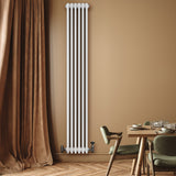 Traditionele witte 4-kolom radiator van 1800 x 290mm, elegant geplaatst tegen een warme, neutrale muur in een moderne eetkamer