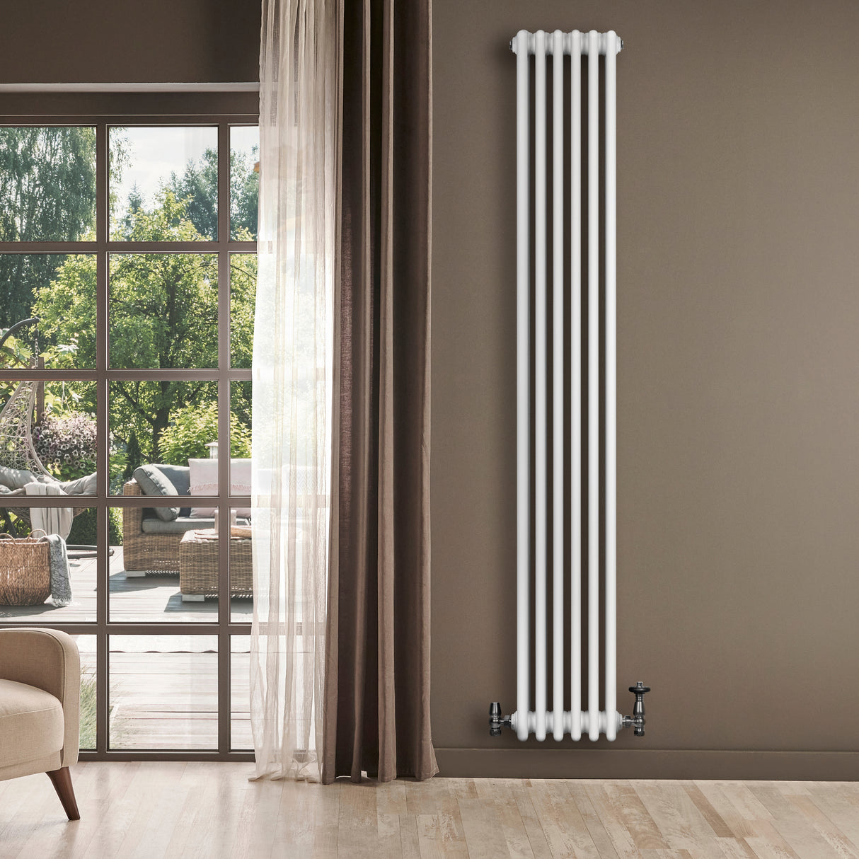 Traditionele witte 4-kolom radiator van 1800 x 290 mm, strak en modern, geplaatst tegen een lichte muur met uitzicht op een tuin