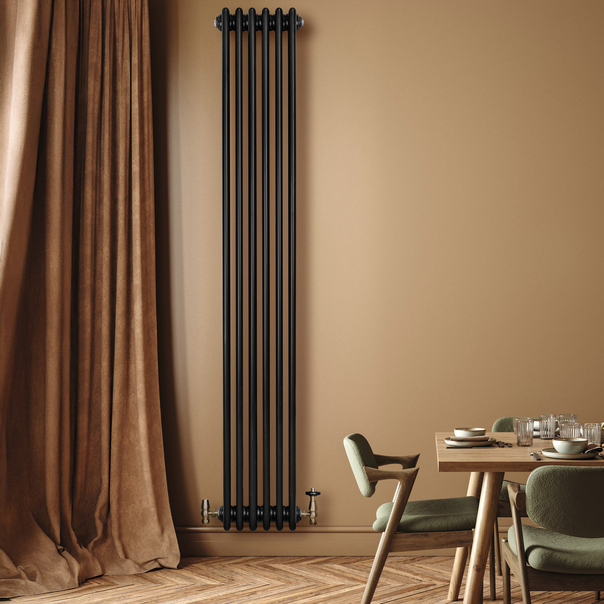 Traditionele zwarte 4-kolom radiator van 1800 x 290mm, elegant tegen een warme muur, met een moderne, strakke uitstraling