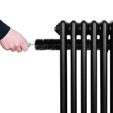 Zwarte traditionele 4-kolom radiator van 1800 x 290mm met een hand die een borstel gebruikt voor onderhoud en reiniging