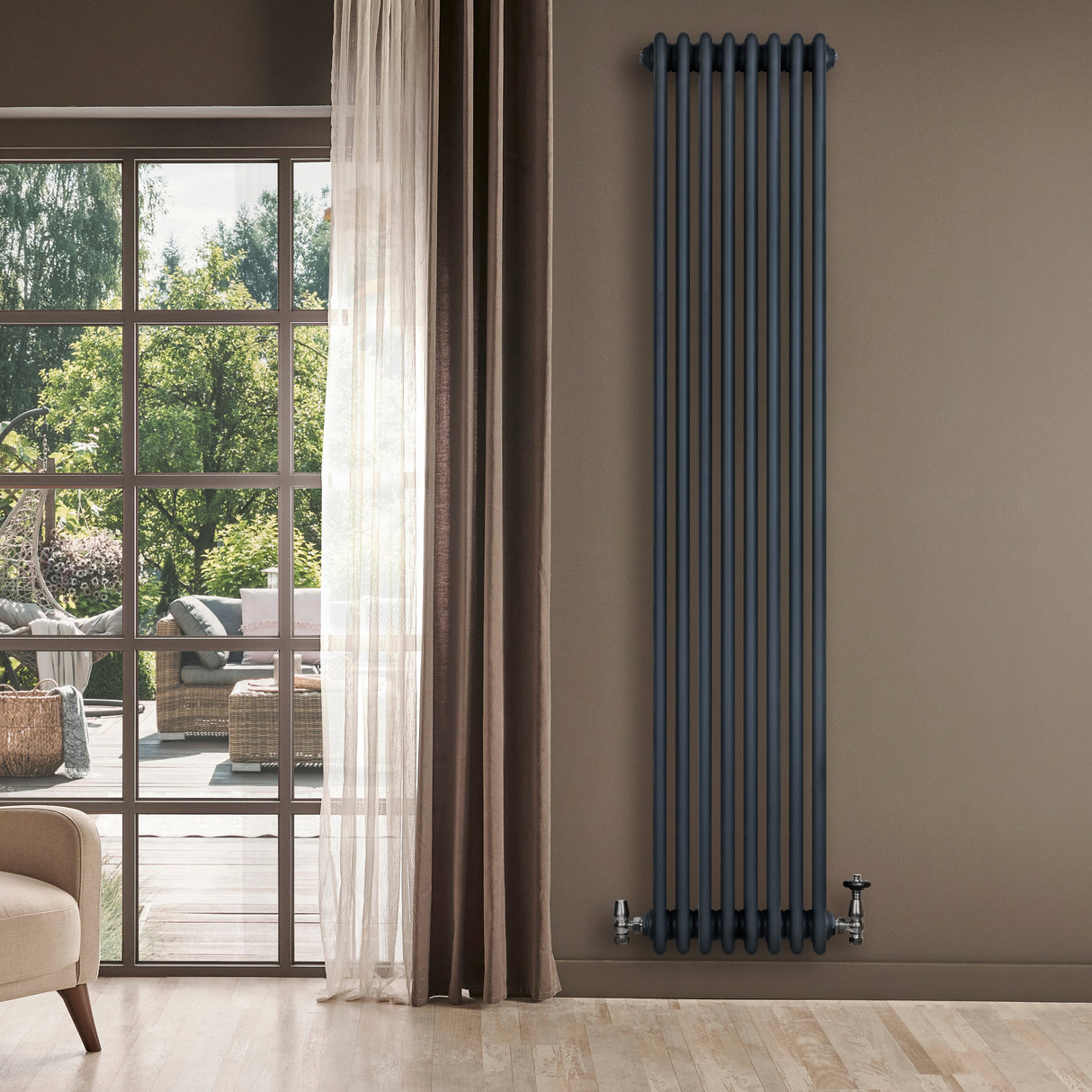 Traditionele 4-kolom radiator in antraciet grijs, 1800 x 380 mm, met een strakke, verticale vorm en een matte afwerking tegen een lichte muur