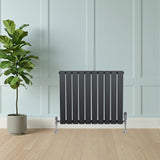 Vlakke panelen design radiator in antraciet grijs, 600 x 700mm, met een strakke afwerking en stijlvolle verticale lijnen, geplaatst tegen een lichte muur