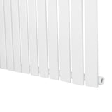 Witte design radiator met vlakke panelen en één kolom, afmetingen 600 x 700 mm, strak en modern uiterlijk, geschikt voor elke ruimte
