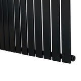 Zwarte designradiator met vlakke panelen en één kolom, afmetingen 600 x 700 mm, strak en modern ontwerp met een matte afwerking