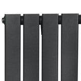 Vlakke panelen design radiator in antraciet grijs, 1 kolom, met een strakke, moderne afwerking en een matte textuur