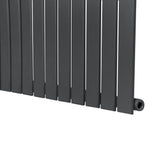 Vlakke panelen design radiator in antraciet grijs, 1 kolom, 600 x 910mm, met een strakke, moderne afwerking en gladde textuur