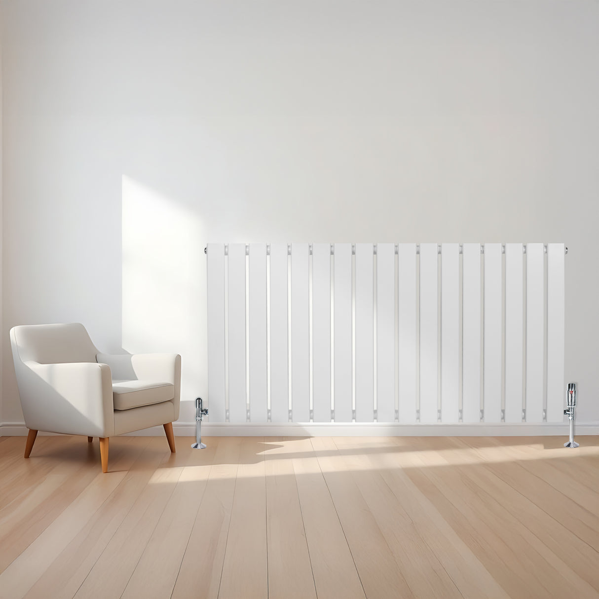 Witte design radiator met vlakke panelen en één kolom, geplaatst tegen een lichte muur naast een moderne stoel op houten vloer