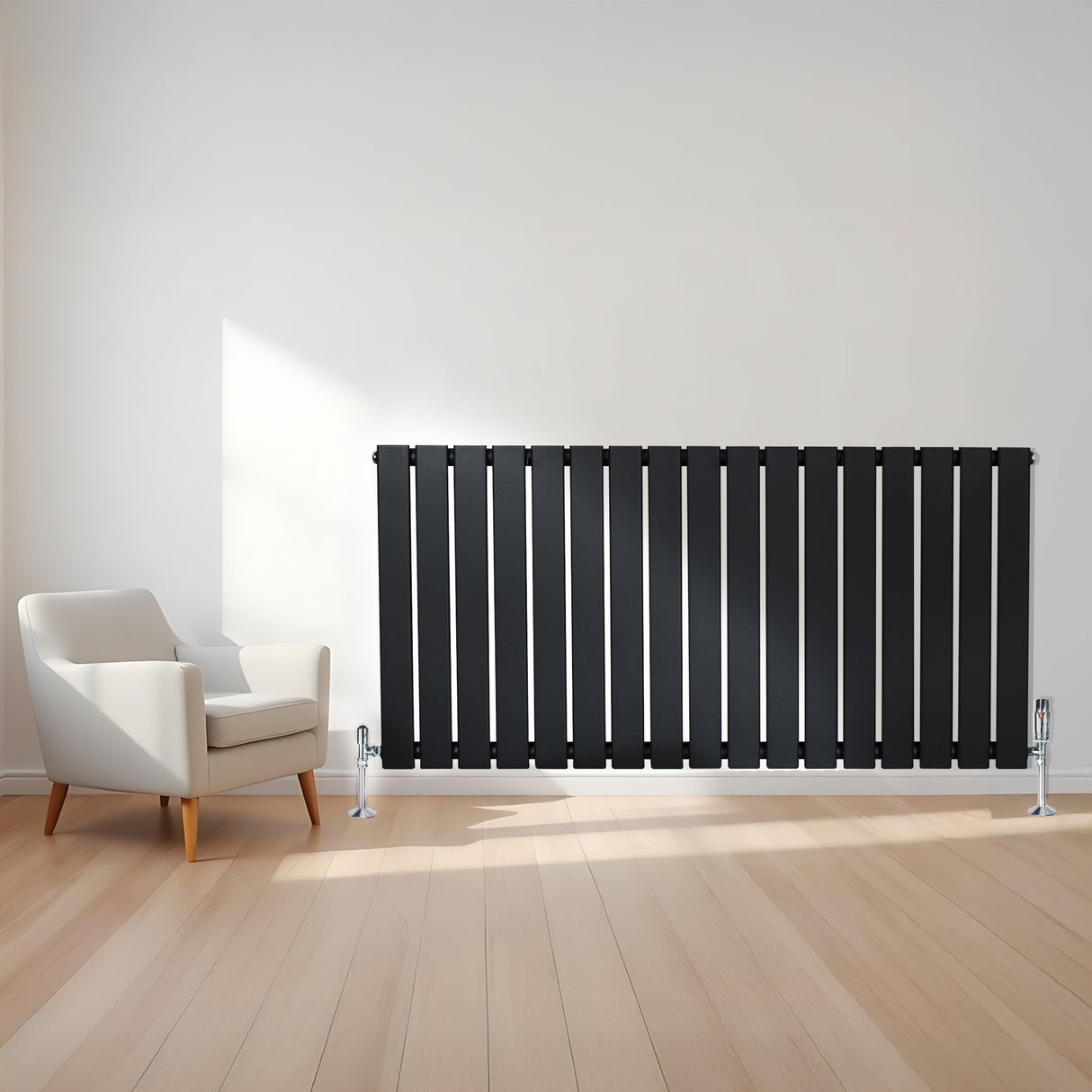 Zwarte design radiator met vlakke panelen, 1 kolom, 600 x 1190mm, geplaatst tegen een lichte muur naast een moderne stoel
