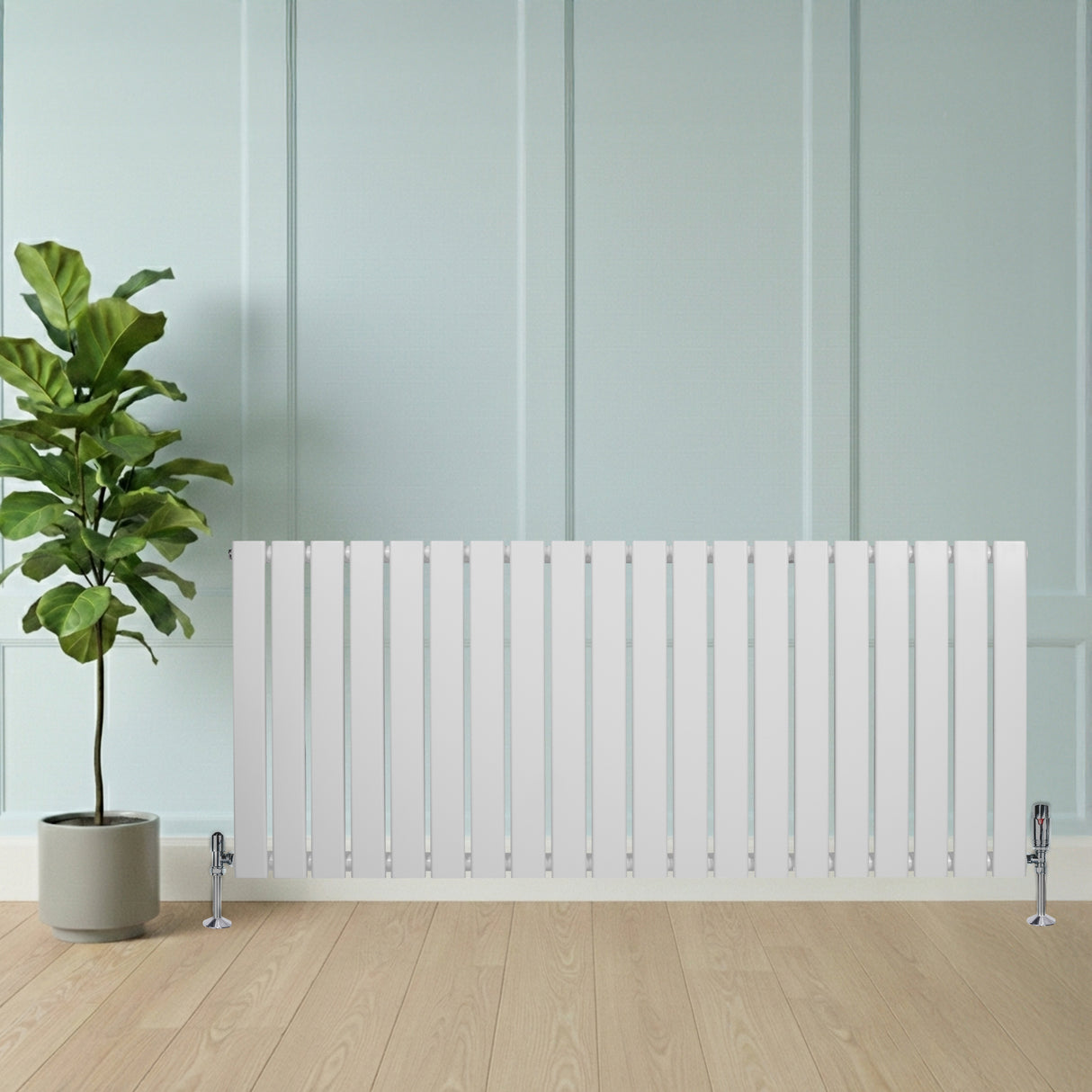 Witte designradiator met vlakke panelen, 1 kolom, 600 x 1400mm, geplaatst tegen een lichte wand met een groene plant ernaast