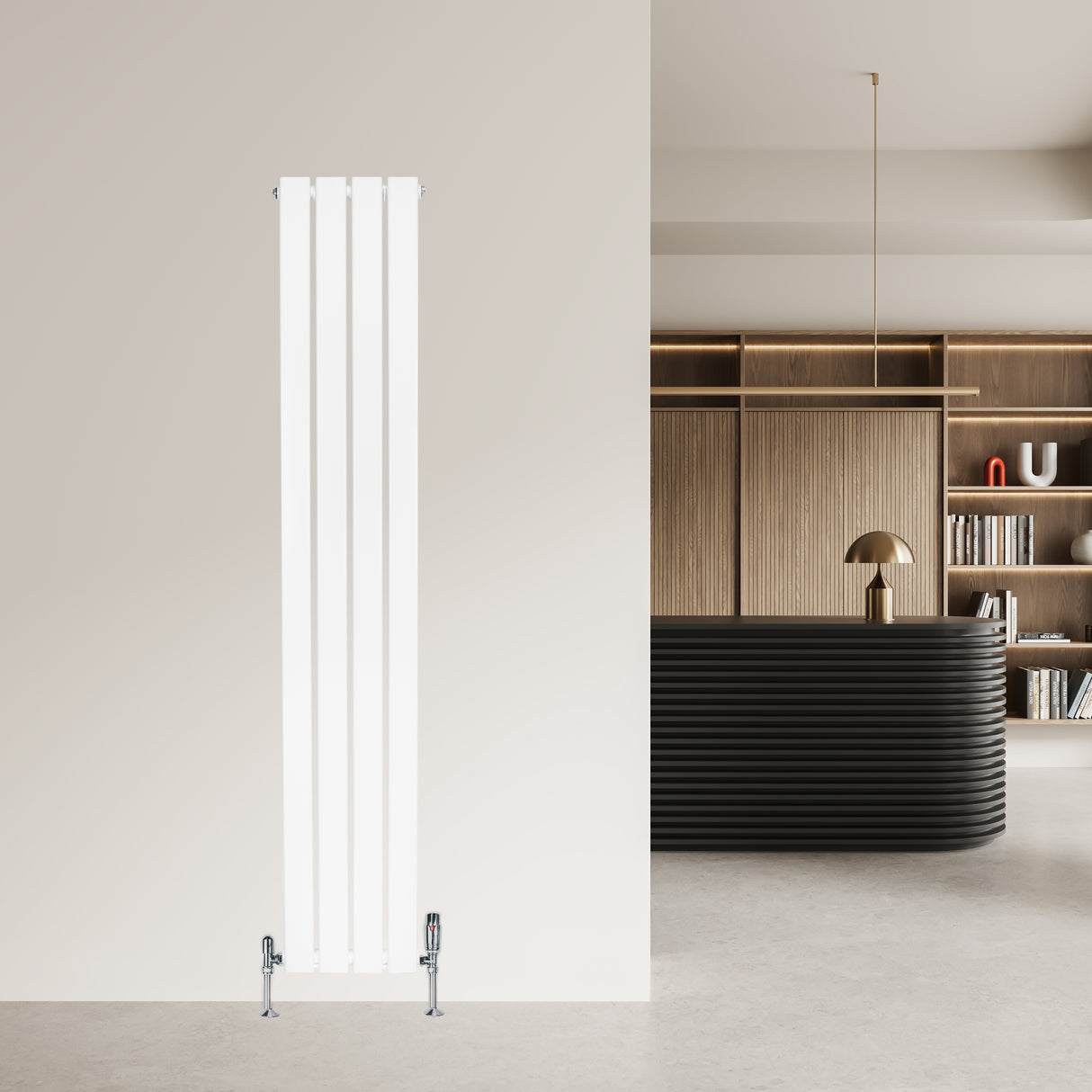 Strakke witte designradiator met vlakke panelen en één kolom, perfect voor moderne interieurs, geplaatst tegen een lichte muur