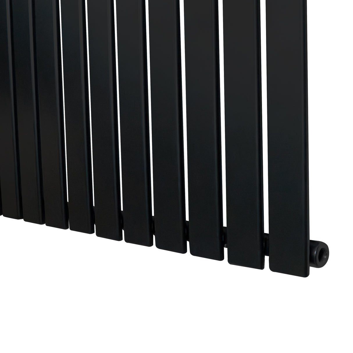 Zwart designradiator met vlakke panelen en één kolom, afmetingen 1600 x 280 mm, strak en modern uiterlijk met een matte afwerking