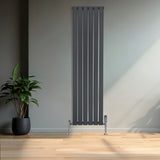 Vlakke panelen radiator in antraciet grijs, 1 kolom, 1600 x 420mm, met een moderne uitstraling en strakke lijnen, geplaatst tegen een lichte muur