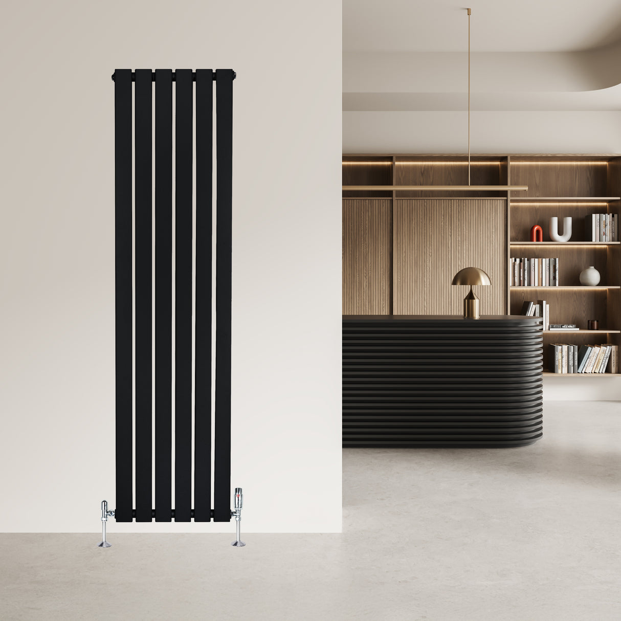 Zwarte designradiator met vlakke panelen en één kolom, 1600 x 420 mm, geplaatst tegen een lichte muur in moderne interieursetting