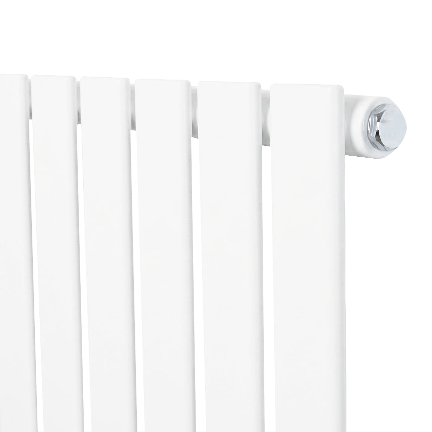 Witte design radiator met vlakke panelen en één kolom, afmetingen 1600 x 560mm, strak en modern uiterlijk met gladde afwerking