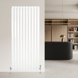 Witte designradiator met vlakke panelen en één kolom, 1600 x 700 mm, geplaatst tegen een moderne muur in een stijlvolle ruimte