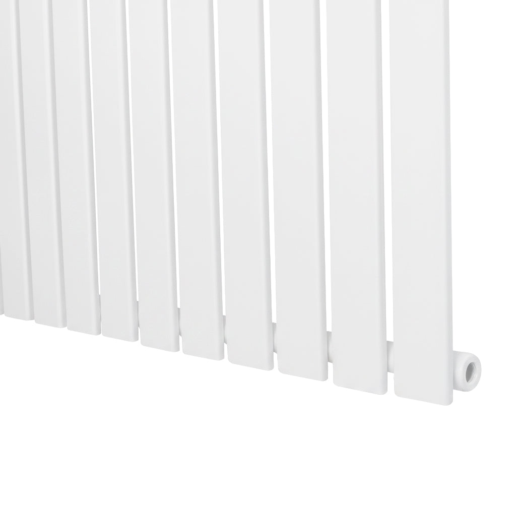 Witte designradiator met vlakke panelen en één kolom, afmetingen 1600 x 700 mm, gladde textuur en moderne uitstraling