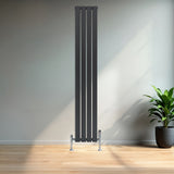 Vlakke panelen designradiator in antraciet grijs, 1 kolom, 1800 x 280mm, met moderne uitstraling en strakke lijnen in een lichte ruimte