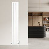 Witte designradiator met vlakke panelen, 1 kolom, 1800 x 280mm, geplaatst tegen een neutrale muur in een moderne interieursetting