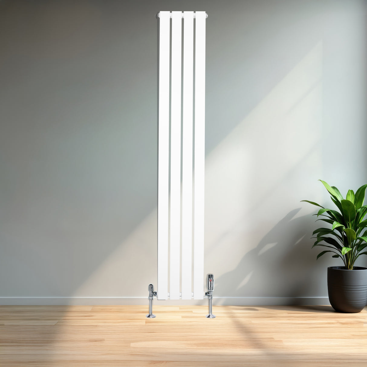 Strakke, witte design radiator met vlakke panelen en één kolom, geplaatst in een lichte ruimte met houten vloer en een groene plant