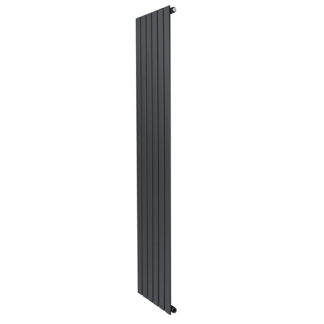 Strakke antraciet grijze design radiator met vlakke panelen en een hoogte van 1800 mm en breedte van 420 mm, ideaal voor moderne interieurs