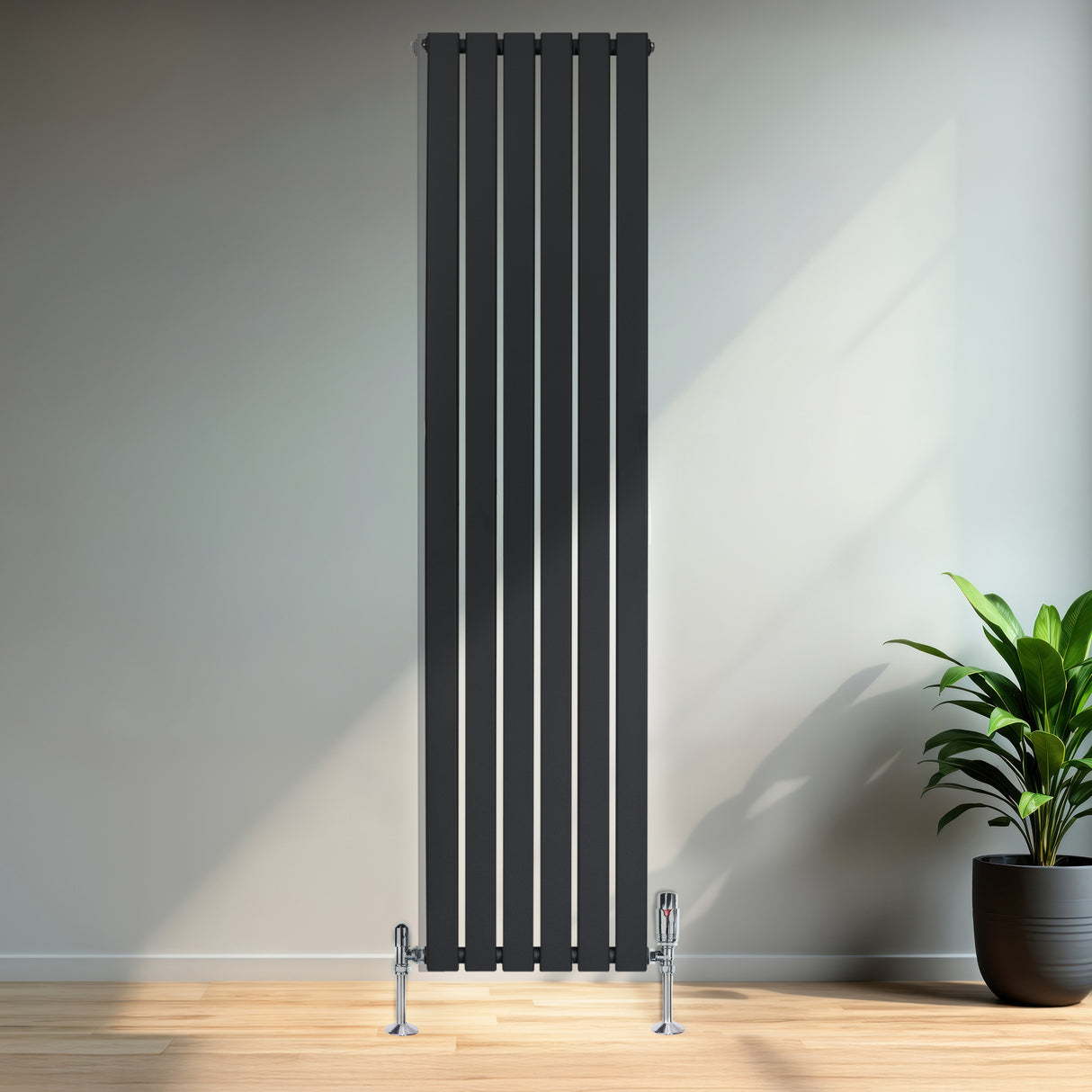 Vlakke panelen design radiator in antraciet grijs, 1800 x 420mm, met een strakke, moderne uitstraling en verticale lijnen in een lichte ruimte