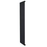 Zwart design radiator met vlakke panelen en een slank, modern ontwerp, ideaal voor smalle ruimtes en stijlvolle interieurs