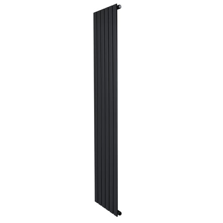 Zwart design radiator met vlakke panelen en een slank, modern ontwerp, ideaal voor smalle ruimtes en stijlvolle interieurs