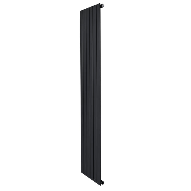 Zwart design radiator met vlakke panelen en een slank, modern ontwerp, ideaal voor smalle ruimtes en stijlvolle interieurs