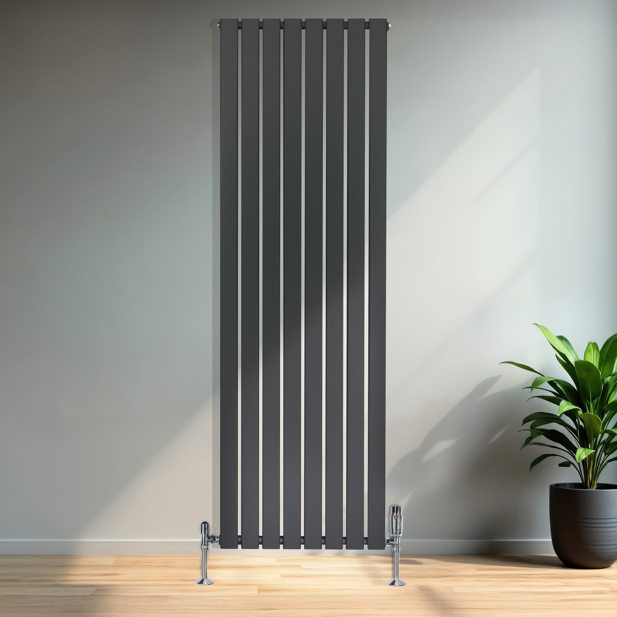 Design radiator met vlakke panelen in antraciet grijs, 1800 x 560mm, met een strakke, moderne uitstraling en glanzende voeten