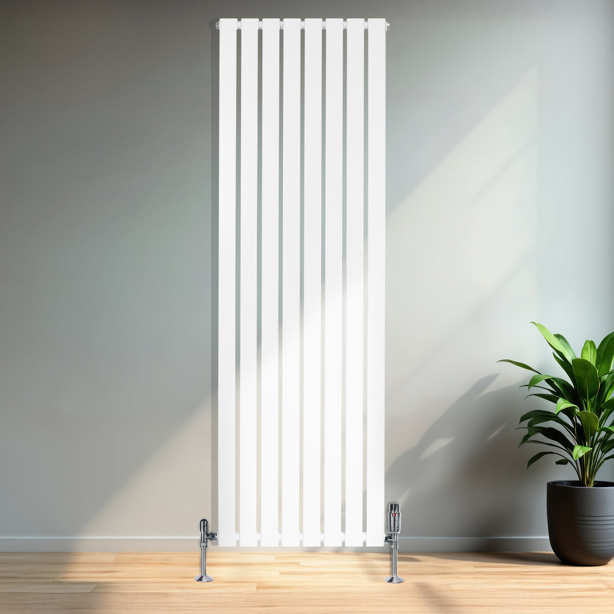 Strakke, witte designradiator met vlakke panelen en één kolom, 1800 x 560 mm, geplaatst tegen een lichte muur met een groene plant ernaast