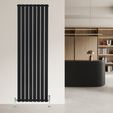 Zwarte designradiator met vlakke panelen en één kolom, 1800 x 560 mm, geplaatst tegen een moderne, minimalistische muur