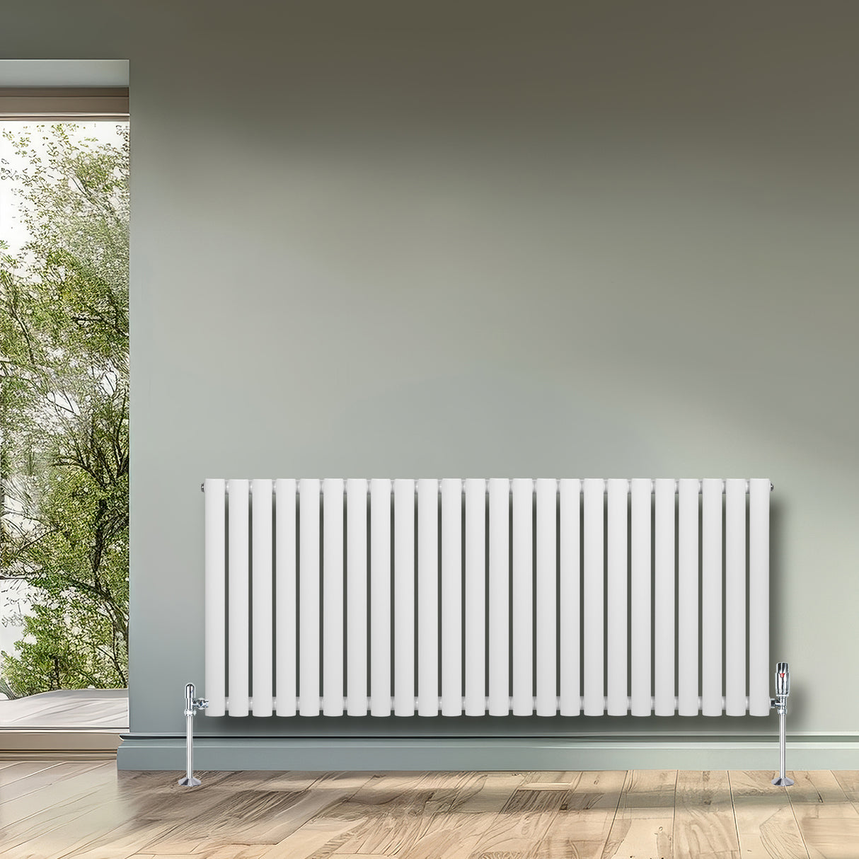 Ovale design radiator in wit, 1 kolom, 600 mm x 1440 mm, met een strakke, moderne uitstraling tegen een lichte muur en houten vloer