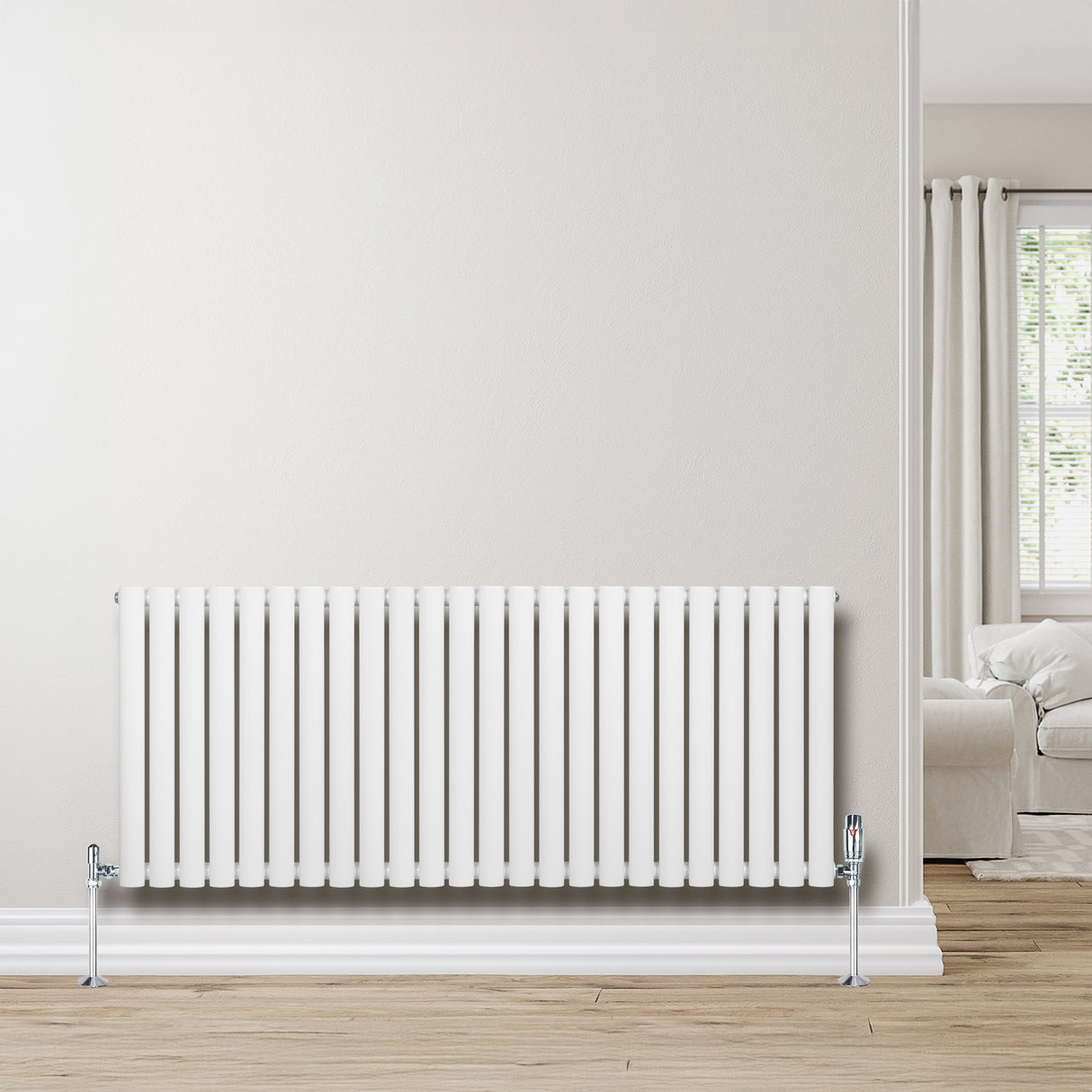 Ovale design radiator in wit met één kolom, 600 mm x 1440 mm, geplaatst tegen een lichte muur in een moderne woonkamer met houten vloer