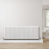 Ovale design radiator in wit met één kolom, 600 mm x 1620 mm, geplaatst tegen een lichte muur in een moderne woonkamer