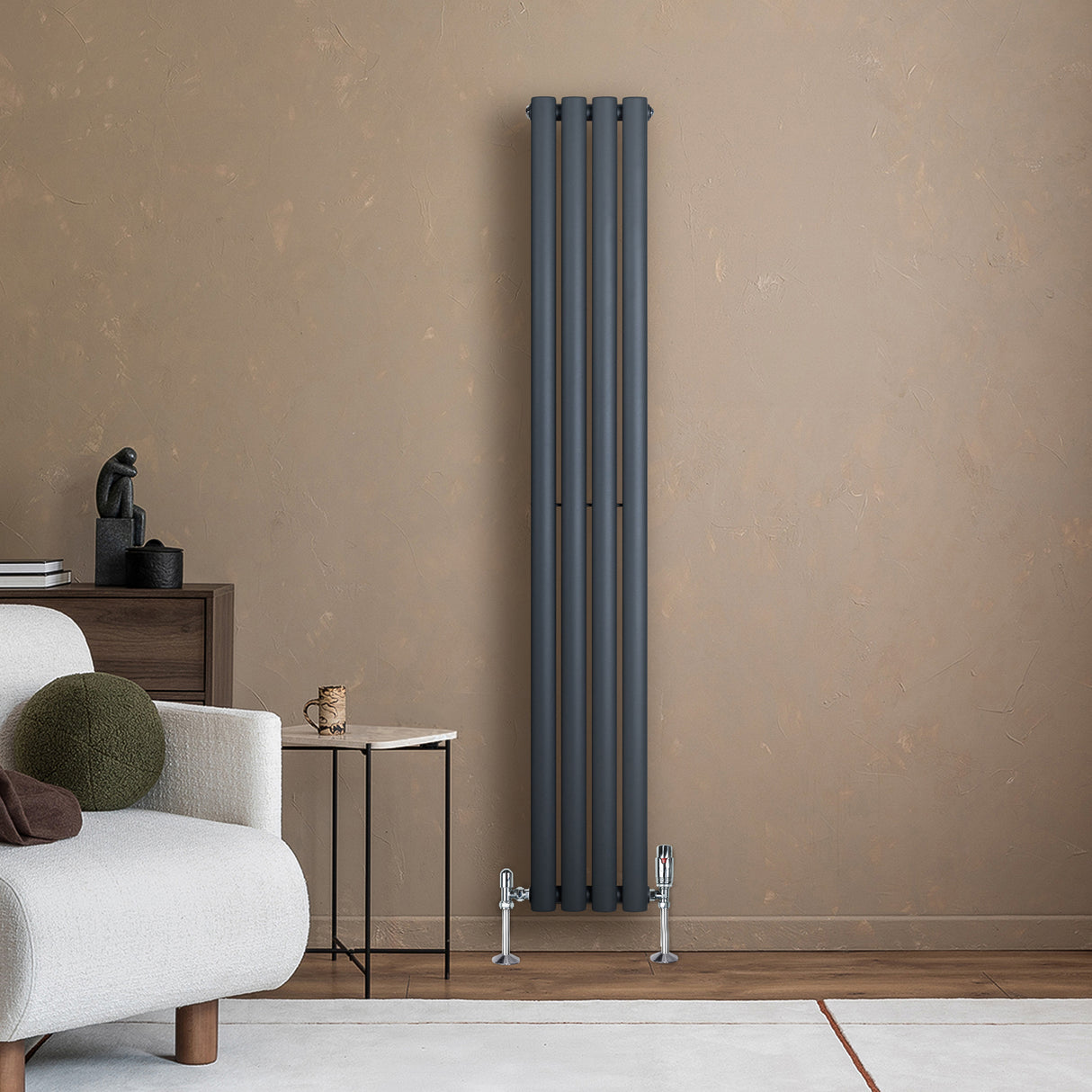 Ovale antraciet grijze design radiator van 1600 mm x 240 mm met een strakke, moderne uitstraling tegen een neutrale muur