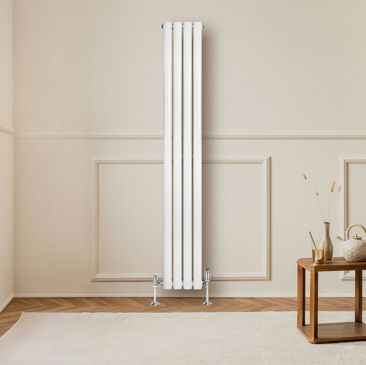 Ovale witte design radiator met één kolom, 1600 mm x 240 mm, geplaatst tegen een lichte muur in een moderne woonkamer