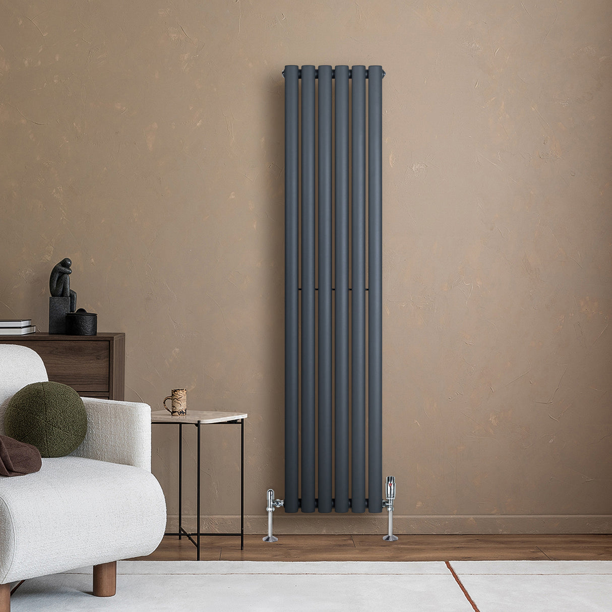 Ovale design radiator in antraciet grijs, 1 kolom, 1600 mm x 360 mm, met een moderne uitstraling tegen een warme muur