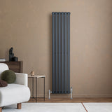 Ovale design radiator in antraciet grijs, 1 kolom, 1600 mm x 360 mm, met een moderne uitstraling tegen een warme muur