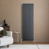 Ovale design radiator in antraciet grijs, 1 kolom, 1600 mm x 480 mm, met een strakke, moderne uitstraling tegen een neutrale muur