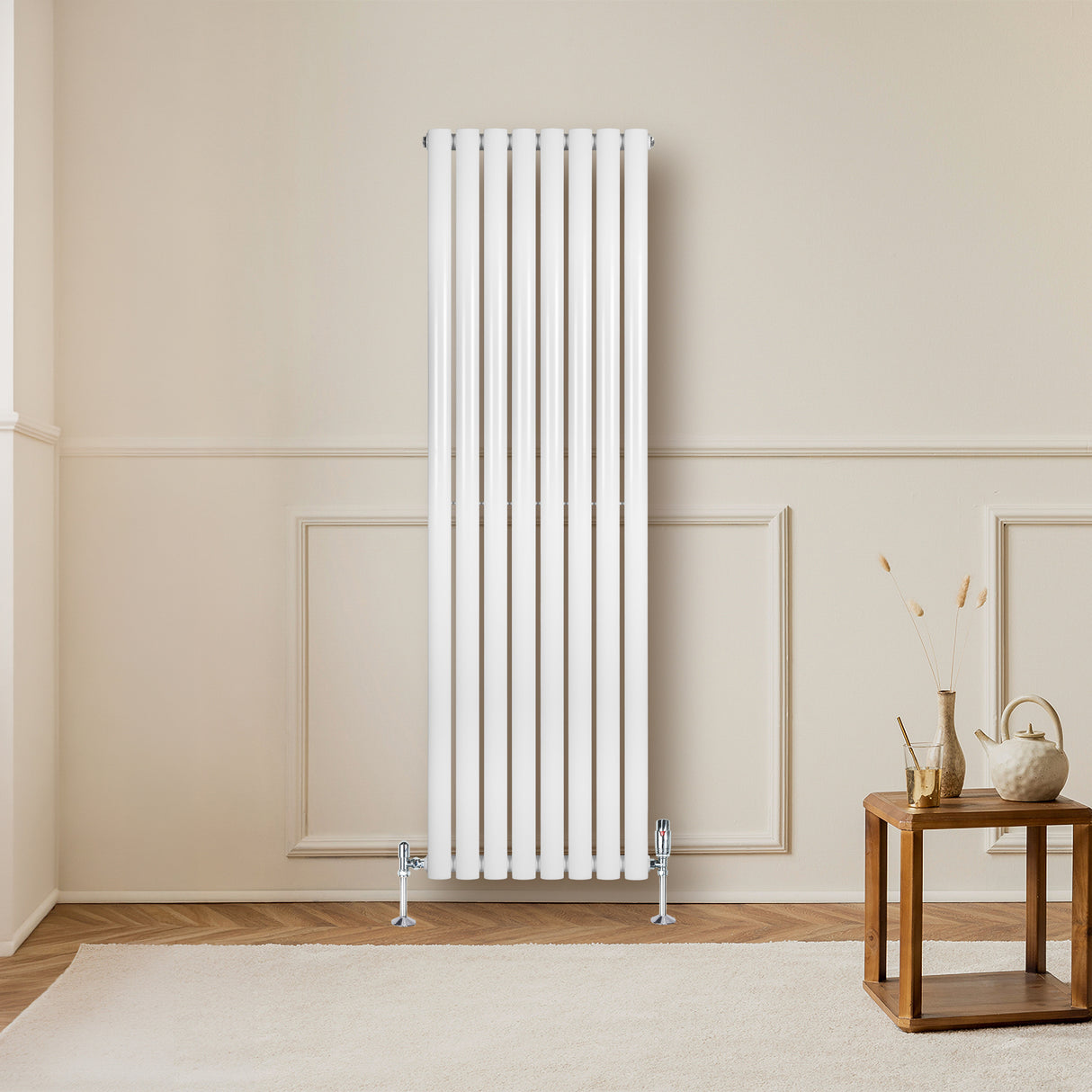 Ovale witte design radiator met één kolom, 1600 mm x 480 mm, geplaatst tegen een lichte muur in een moderne interieursetting