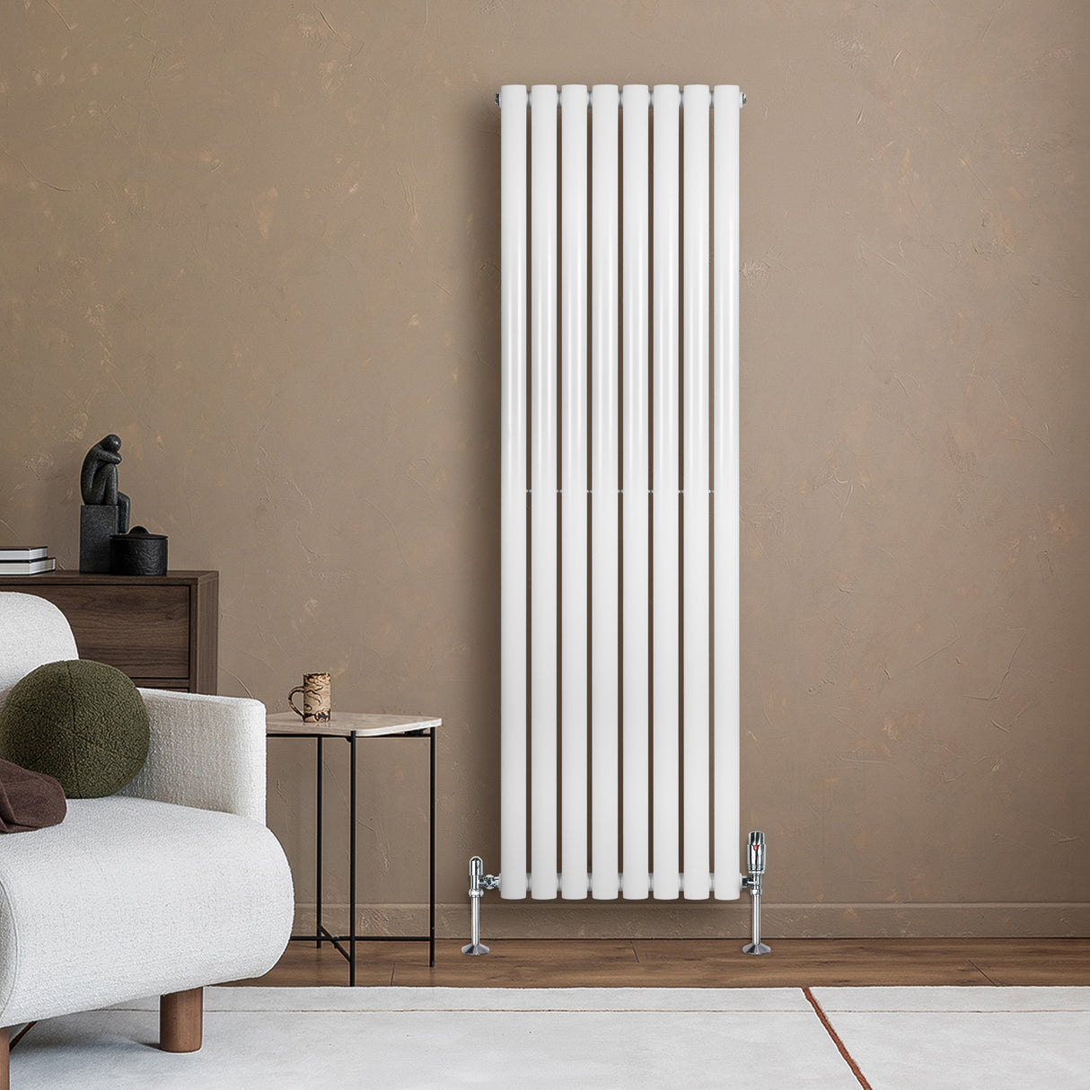 Ovale design radiator in wit met één kolom, 1600 mm x 480 mm, geplaatst tegen een warme, neutrale muur in een moderne woonkamer