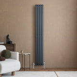 Ovale design radiator in antraciet grijs, 1 kolom, 1800 mm x 240 mm, strak tegen een beige muur met moderne meubels ernaast