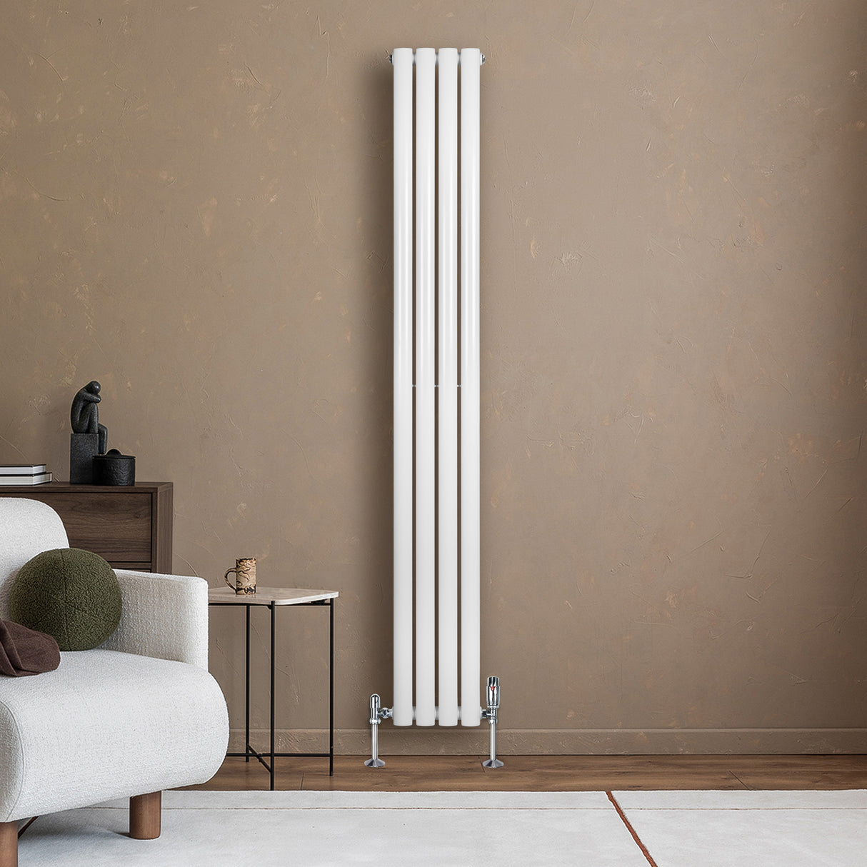 Ovale witte designradiator van 1800 mm x 240 mm met een moderne uitstraling, geplaatst tegen een warme, neutrale muur
