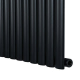 Ovale zwarte design radiator met één kolom, 1800 mm x 360 mm, heeft een strakke, moderne uitstraling en een gladde afwerking