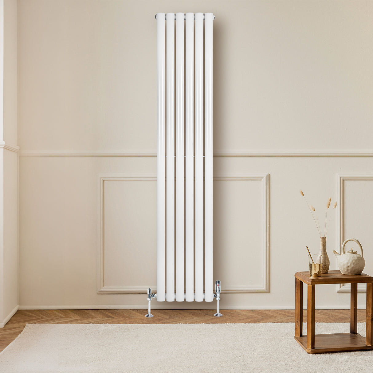 Ovale design radiator in wit met één kolom, 1800 mm x 360 mm, geplaatst tegen een lichte muur, naast een houten salontafel