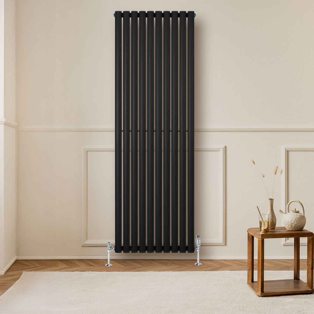 Ovale zwarte designradiator van 1800 mm x 600 mm met een moderne, strakke uitstraling en verticale kolommen in een lichte kamer